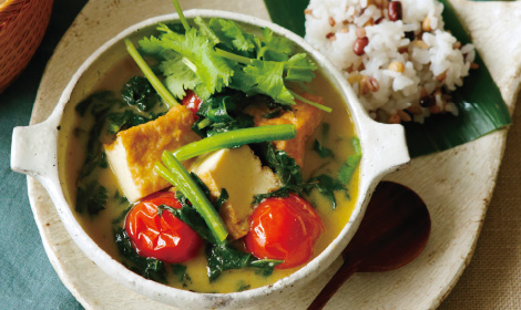 ほうれんそうとトマトのグリーンカレー