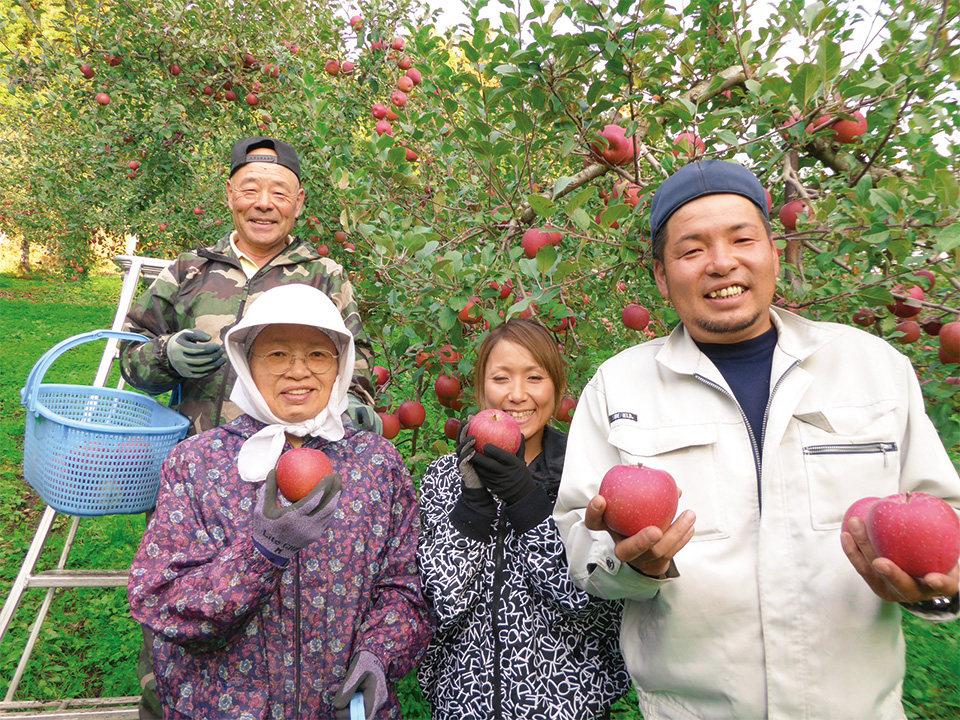 山形裕介さんご夫妻(右)と裕介さんのご両親
