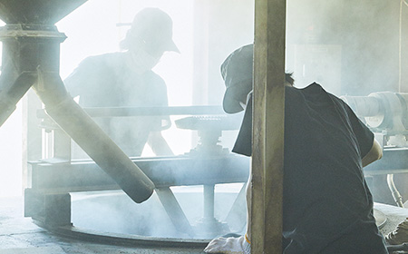 玉締めしぼり胡麻油（深煎り）