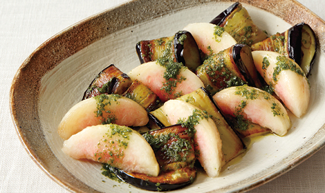 焼きなすと桃のサラダ青じそソース