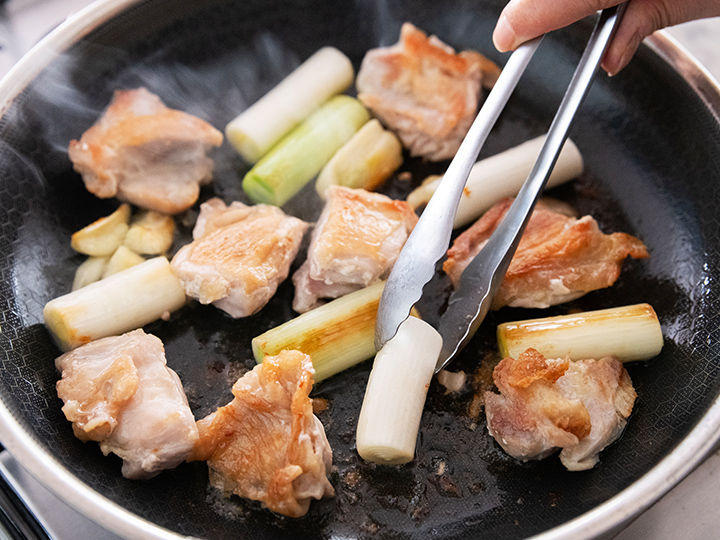 料理家arikoのひと皿・春の菜っ葉を楽しむ 鶏肉と長ねぎのガーリックソテー_3