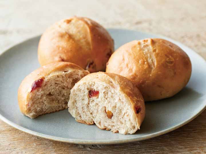 サラの甘酸っぱいクランベリーとくるみのプチパン