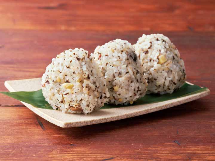 丹波黒枝豆と塩昆布のもち麦おにぎり