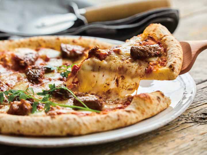 トマト煮込みの牛スネ肉のミラノ風ピザ(国産牛肉使用)_2