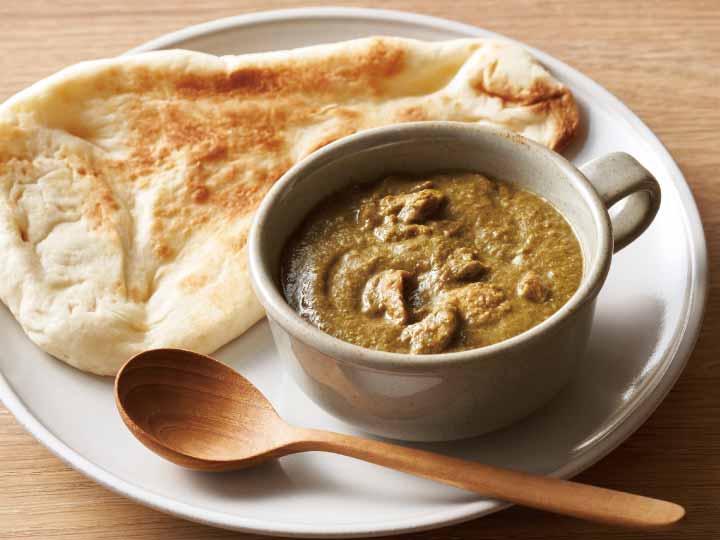 スパイス香る国産ほうれん草のサグチキンカレー