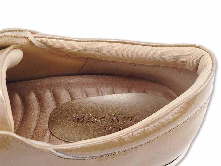 予約 ミスキョウコ 4E クロスゴム オパンケエナメルスニーカー ベージュ 24.5CM_4