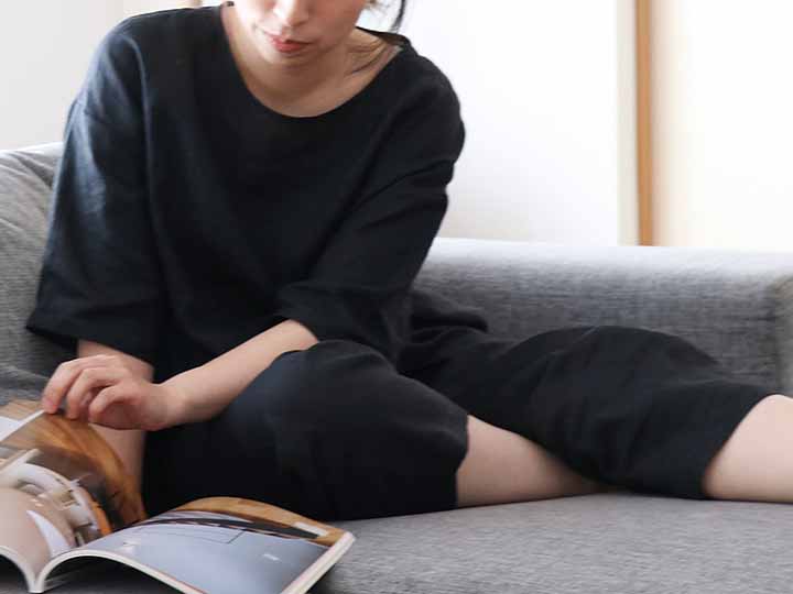 深色（こきいろ）の春夏素材のリラックス着_4