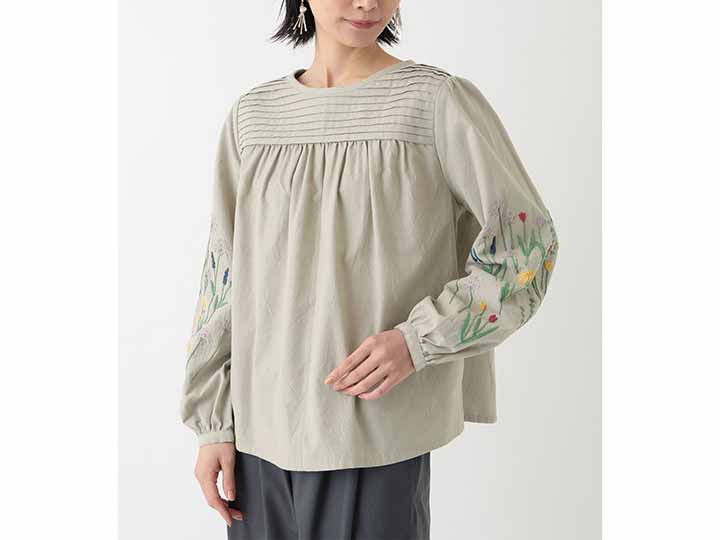 予約　手織り　ＯＣ　フラワー手刺繍　タックヨークブラウス・セージグレイ・Ｍ_2
