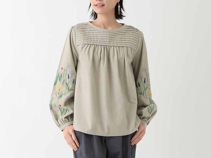 予約　手織り　ＯＣ　フラワー手刺繍　タックヨークブラウス・セージグレイ・Ｍ_3