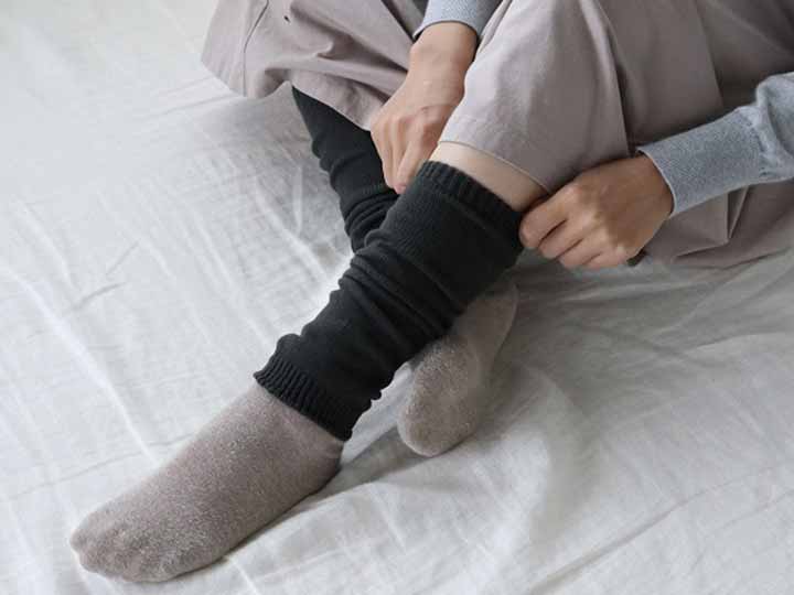 予約　日本製　極暖シルクレッグウォーマー　鉄黒_2