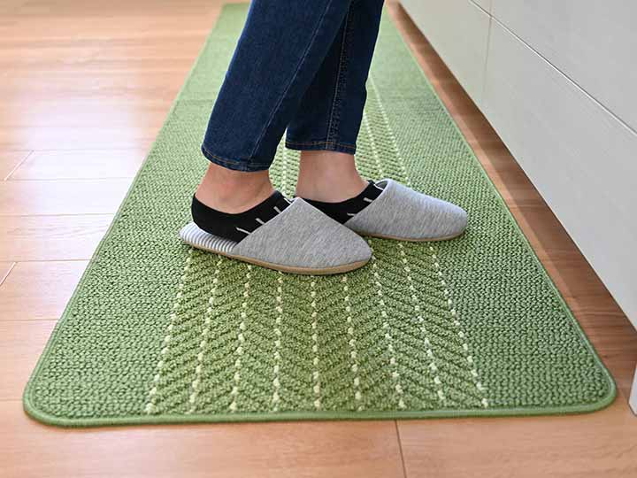 予約　優踏生　小さくたためて　洗いやすいキッチンマット　ヘリンボーン　60×180　グリーン_3