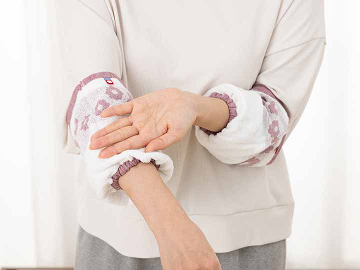 予約　ここで拭けるよ袖カバー　フラワー_2