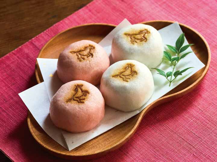 謹賀新年　干支の上用饅頭（午）紅白