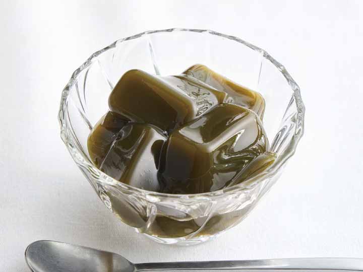 ぷるん、やさしい甘み　抹茶の寒天ゼリー（有機宇治抹茶使用）
