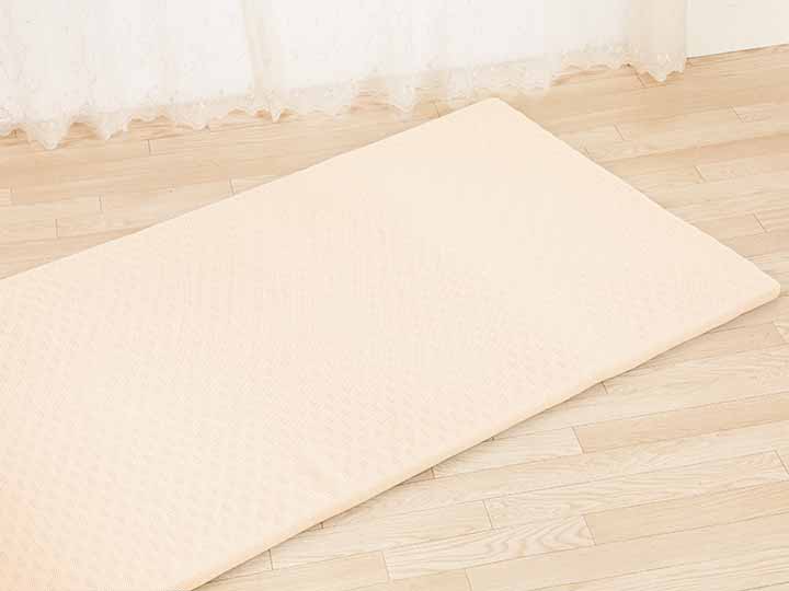 予約12／1週　超軽量高反発敷ふとんらくかる　クリーム