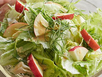 【ベジオタのひと皿】ピンクレディと生おかひじきでいただく、春レタスサラダ写真