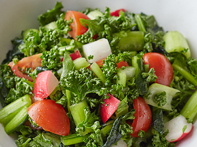 【ベジオタのひと皿】花咲くパセリの森サラダ　〜生小松菜と食感を愉しむ彩り野菜写真
