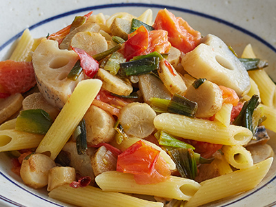 【ベジオタのひと皿】根も葉もまるごと！葉にんにくと加賀れんこんの野菜だらけのパスタソース写真