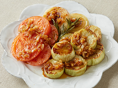 【ベジオタのひと皿】ローズマリー香る　とろ〜り白なすとがまだすトマトの厚切りステーキ写真