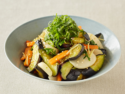 【ベジオタのひと皿】畑の宝石・輝楽なすと春野菜の立て塩サラダ写真