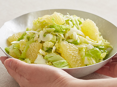 【ベジオタのひと皿】甘みはじける！ふんわり三浦の春キャベツと河内晩柑の果実サラダ写真