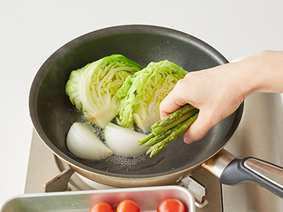 【ベジオタのひと皿】甘〜いスープも丸ごと！春を愉しむ5種野菜のフライパン蒸し写真