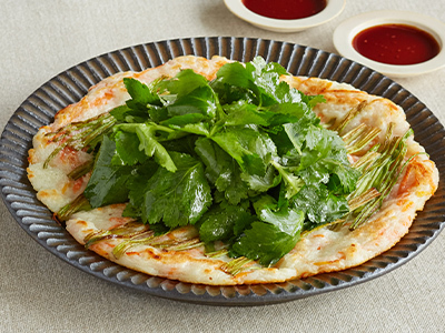 【ベジオタのひと皿】腸おいしい！大和いもの粘りで焼く、根三つ葉香るチヂミ写真