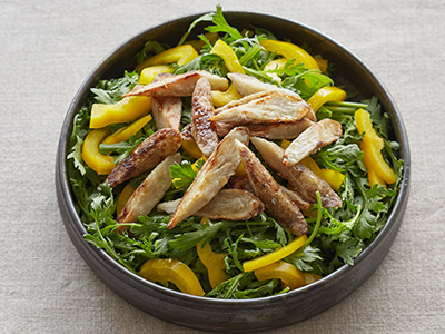 【ベジオタのひと皿】和風ローストごぼうと早摘み生春菊の香ばしサラダ写真