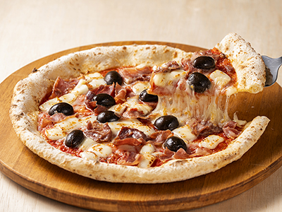 頒布会キャンセル分販売・生ハムと黒オリーブのピザ写真