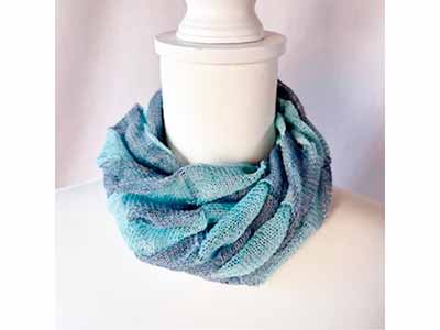 予約　天然素材のチェック柄スヌード　ブルー系写真