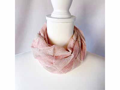 予約　天然素材のチェック柄スヌード　ピンク系写真