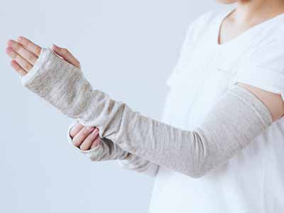 予約　シルクリネン混日除けアームカバー（生成）ロング60CM写真