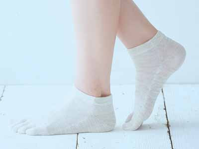 予約　シルクリネン5本指ショートソックス（生成）24−26CM写真