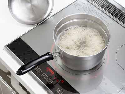 燕三　ＩＨ・ガス対応ふきこぼれにくいステンレス鍋　片手18CM写真