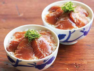 新潟県産天然ぶりの漬け丼写真