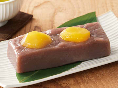 丸ごと和栗がのった　栗蒸し羊かん写真