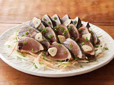 予約4／20週　本格わら焼きで香ばしい！土佐一本釣り初鰹のタタキ写真