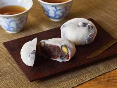 【数量限定超得品】小樽花月堂　やわもち生地の黒豆塩大福（北海道産小豆のこしあん）写真