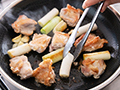 料理家arikoのひと皿・春の菜っ葉を楽しむ 鶏肉と長ねぎのガーリックソテー_3